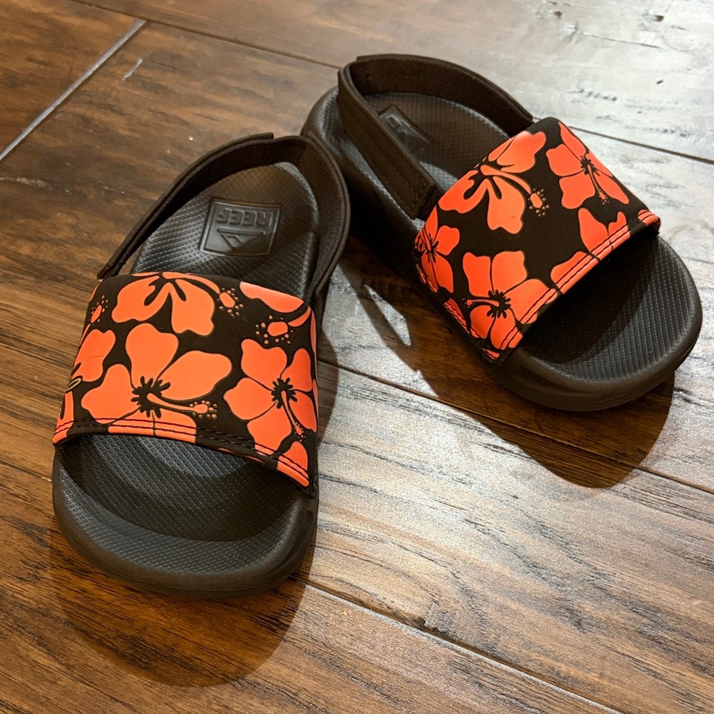 Reef Kids' Black and Coral Floral Sandals